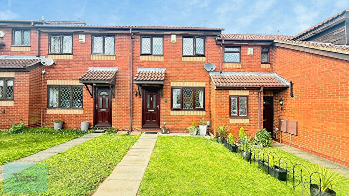 2 Bedroom Terraced House For Sale In Dexter Close, Luton, LU3