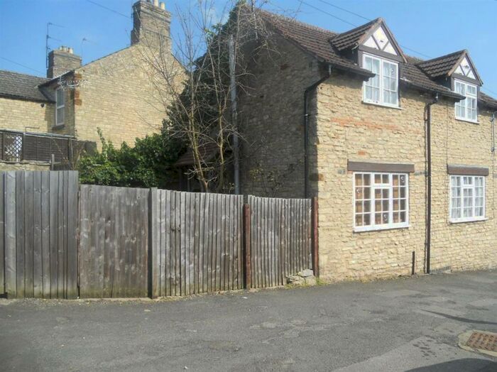 2 Bedroom Cottage To Rent In Lees Street, Irthlingborough, Wellingborough, NN9