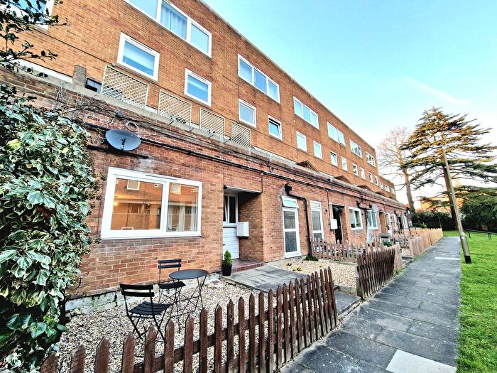 1 Bedroom Flat For Sale In Lydney Close, London, SW19