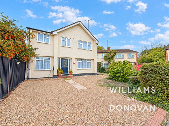 4 Bedroom Detached House For Sale In Englefield Close, Hawkwell, SS5