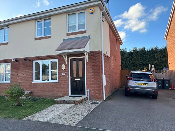 3 Bedroom Semi-Detached House For Sale In Verde Close, Luton, Bedfordshire, LU2