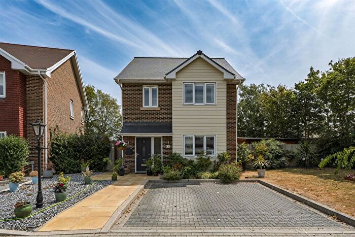 3 Bedroom Property For Sale In Delfont Grove, Angmering, Littlehampton, BN16