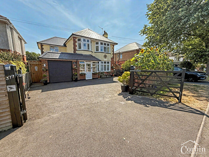 4 Bedroom Detached House For Sale In Wallisdown Road, Poole, BH12