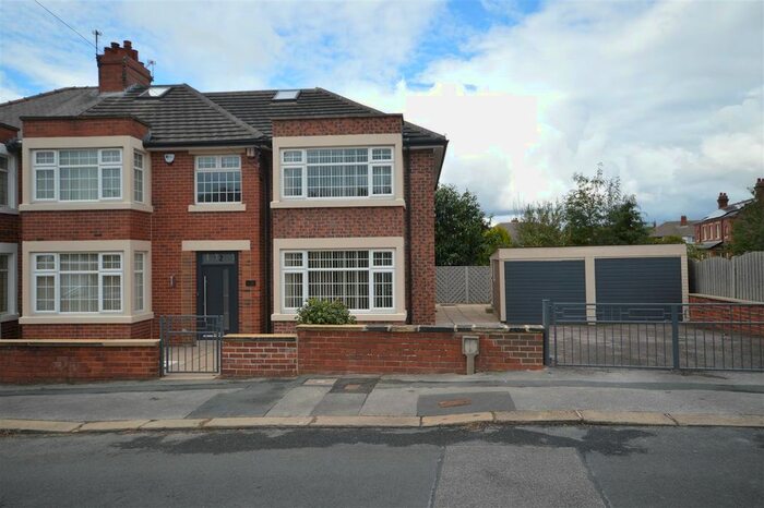 5 Bedroom Semi-Detached House To Rent In Cyprus Street, Wakefield, WF1