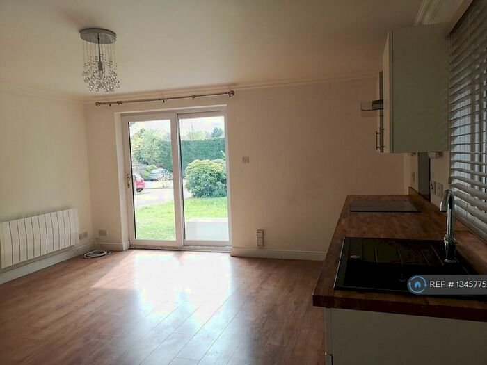 1 Bedroom Flat To Rent In Parish House, Crawley, RH11