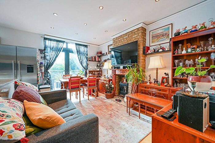 2 Bedroom Flat For Sale In Ellesmere Road, Chiswick, London, W4