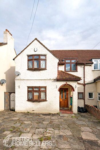 3 Bedroom Semi Detached House For Sale In Burnham Road, Romford, RM7