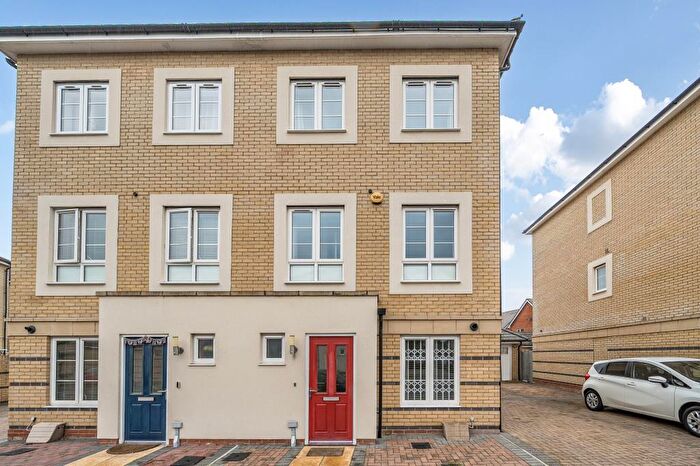 4 Bedroom Town House To Rent In Kings Reach, Slough, SL3