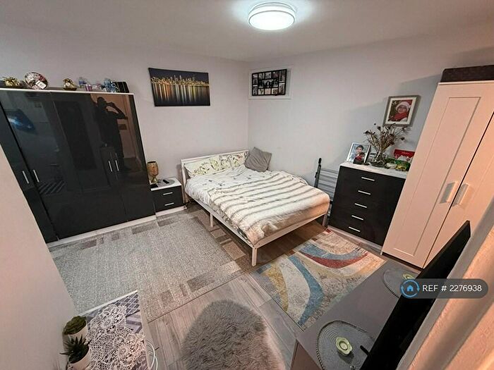 Studio To Rent In Linden House, London, NW10