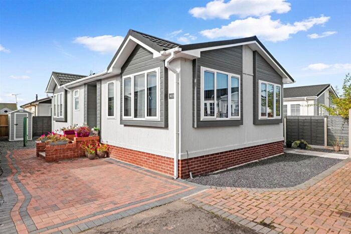 2 Bedroom Park Home For Sale In Sunset Drive, Dodwell, Stratford-Upon-Avon, CV37