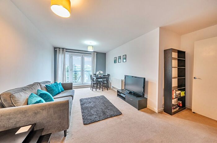 2 Bedroom Flat For Sale In Parkhouse Court, Hatfield, AL10