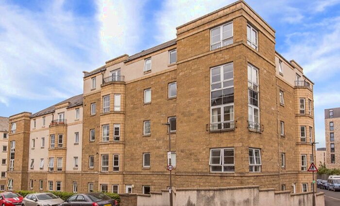 3 Bedroom Flat To Rent In , Dicksonfield, Edinburgh, EH7
