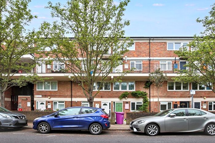 2 Bedroom Maisonette For Sale In Flat, Walter Besant House, London, E1