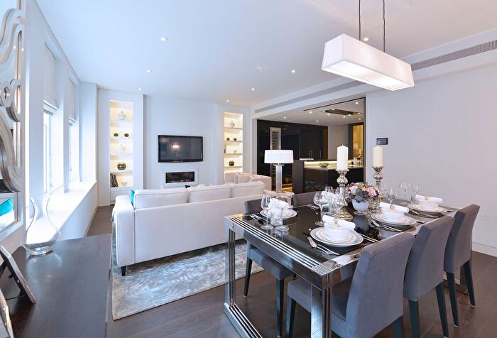 2 Bedroom Flat To Rent In Duke Street, London, W1K