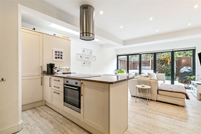 2 Bedroom Flat For Sale In Galesbury Road, Earlsfield, SW18