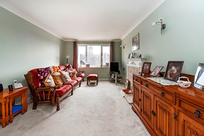 1 Bedroom Flat For Sale In Charles Street, Petersfield, Hampshire, GU32