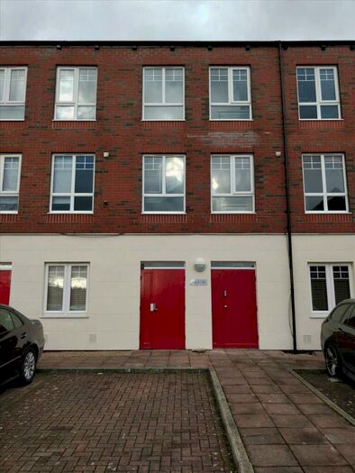 2 Bedroom Apartment To Rent In The Studios, S40