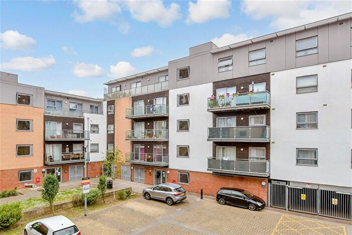 1 Bedroom Flat For Sale In Talbot Close, Mitcham, Surrey, CR4