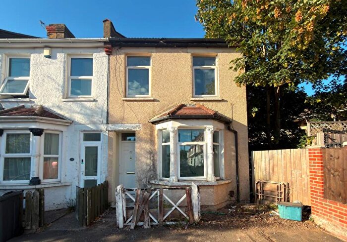 3 Bedroom Semi-Detached House For Sale In Guildford Road, Croydon, Surrey, CR0