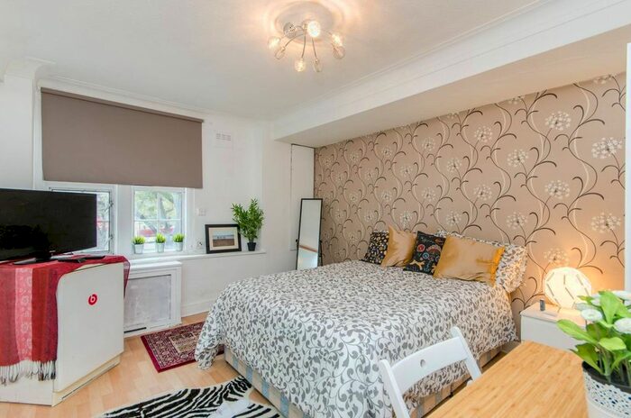 Studio To Rent In Edgware Road, Hyde Park Estate, London, W2