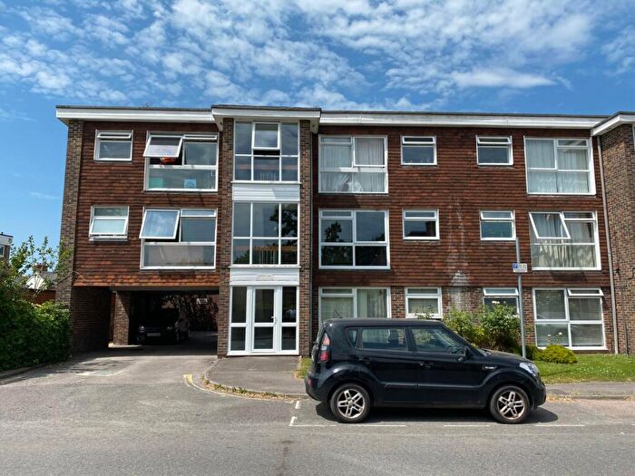 2 Bedroom Flat For Sale In Winton Road, Petersfield, Hampshire, GU32