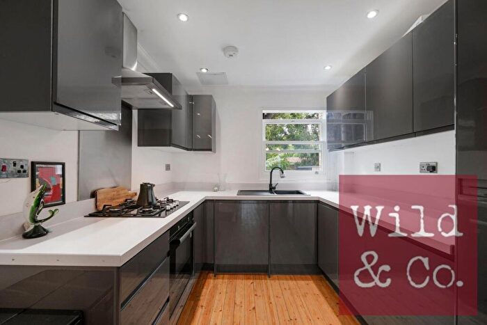 3 Bedroom Duplex For Sale In Brookfield Road, , Victoria Park, Hackney, E9 - Photo 5