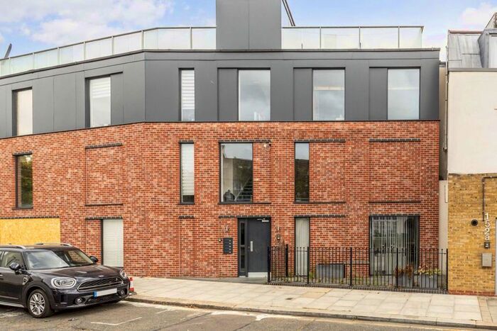 2 Bedroom Flat To Rent In Edgeley Road, London, SW4