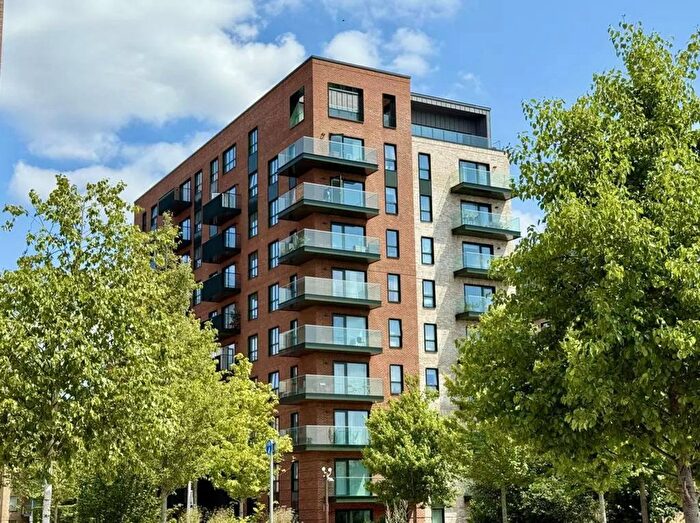 2 Bedroom Flat To Rent In Cedrus Avenue, Southall, UB1