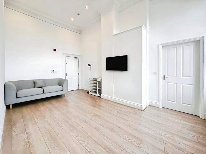 1 Bedroom Flat To Rent In New Briggate, Leeds, West Yorkshire, LS1