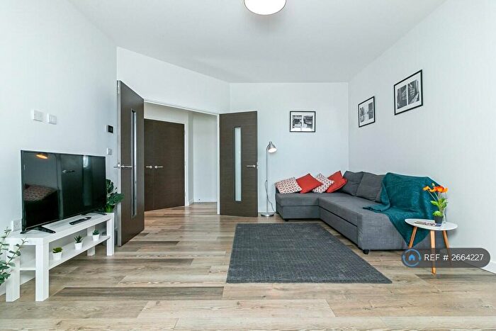 2 Bedroom Flat To Rent In Great North Road, Hatfield, AL9