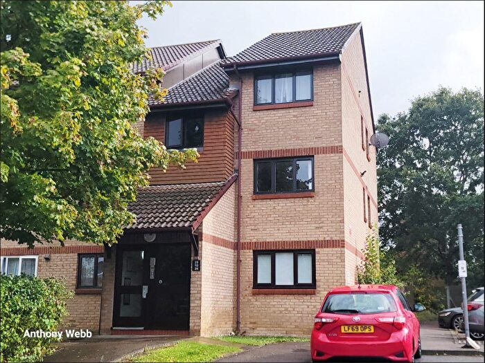 1 Bedroom Flat For Sale In Colet Close, Palmers Green, N13