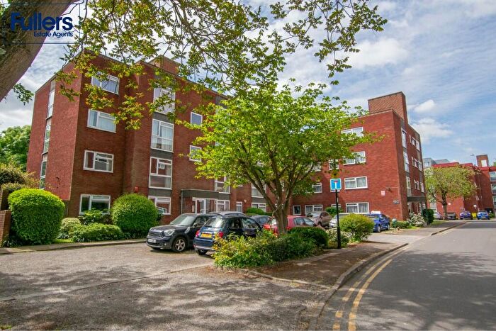 2 Bedroom Flat To Rent In Grange Gardens, London, N14