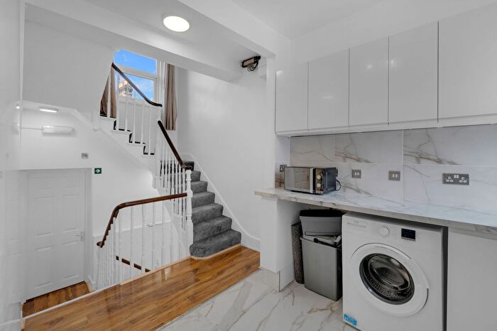 4 Bedroom Flat To Rent In Oaklands Grove, Shepherds Bush, W12