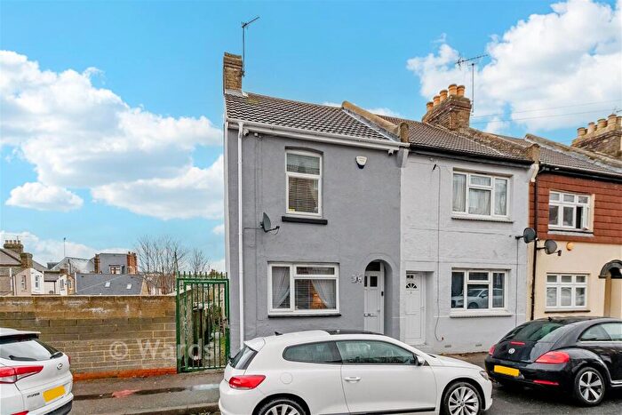 2 Bedroom End Of Terrace House For Sale In Glencoe Road, Chatham, Kent, ME4