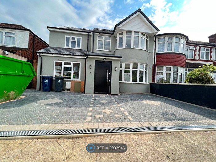 2 Bedroom Flat To Rent In David Avenue, Greenford, UB6