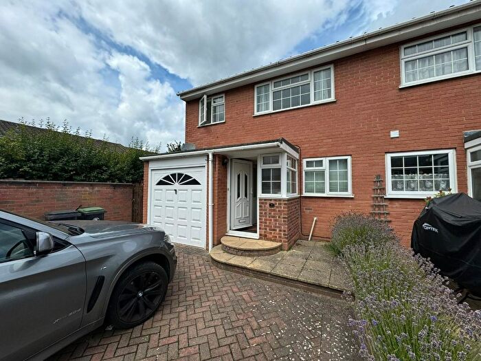 4 Bedroom Semi-Detached House To Rent In Marle Gardens, Waltham Abbey, EN9