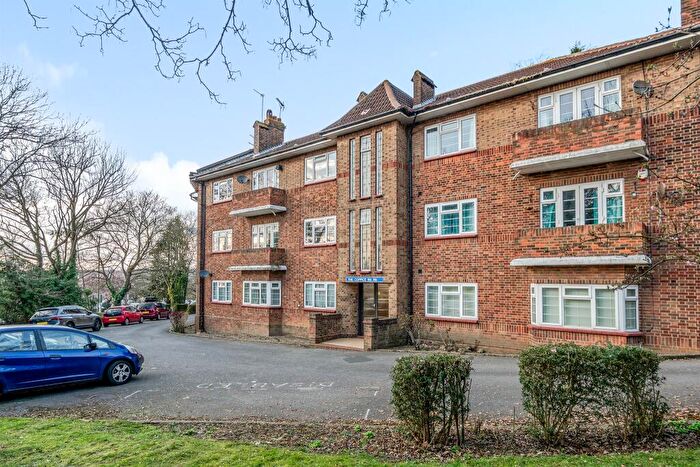 3 Bedroom Flat For Sale In The Coppice, Barnet, EN5