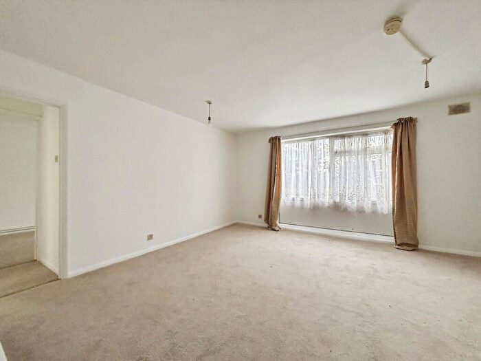 2 Bedroom Apartment For Sale In Pawsey Close, London, E13