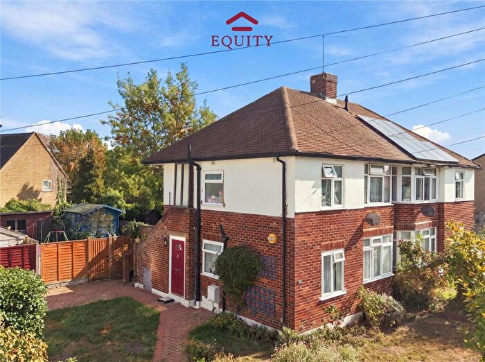 2 Bedroom Maisonette For Sale In Camberley Avenue, Enfield, EN1