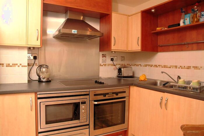 2 Bedroom Flat To Rent In Smugglers Way, Wandsworth, London, SW18