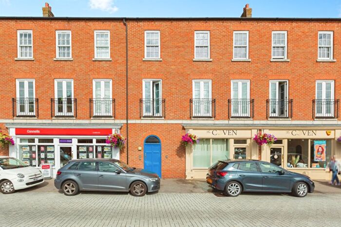 2 Bedroom Flat For Sale In Hampden Square, Aylesbury, HP19