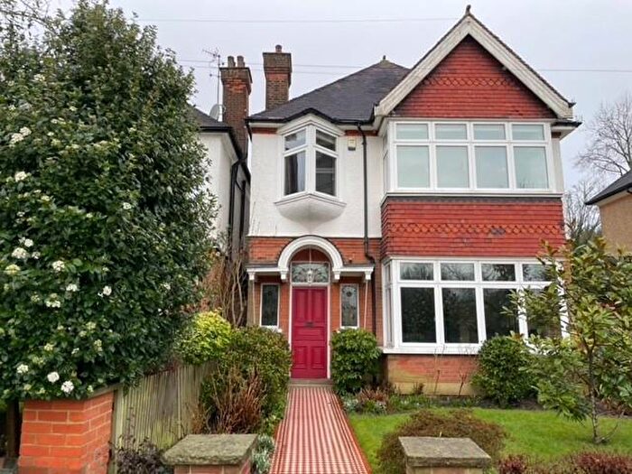 4 Bedroom Detached House For Sale In Gladsmuir Road, Barnet, EN5