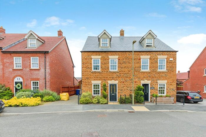 4 Bedroom Semi-Detached House To Rent In Banbury, Oxfordshire, OX16