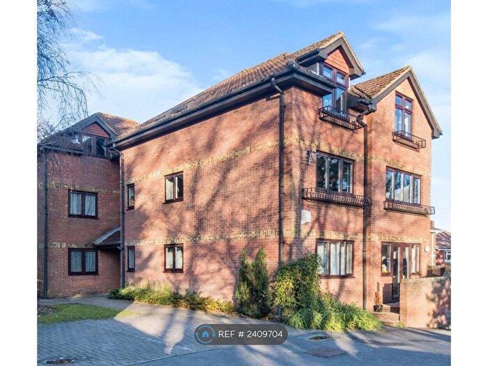 2 Bedroom Flat To Rent In Honeysuckle Court, Southampton, SO18