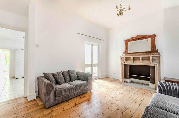 2 Bedroom Flat To Rent In Hartfield Road, Wimbledon, London, SW19