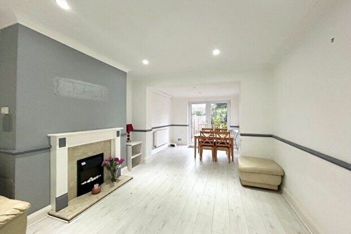 3 Bedroom Property To Rent In Dunmow Drive, Rainham, RM13