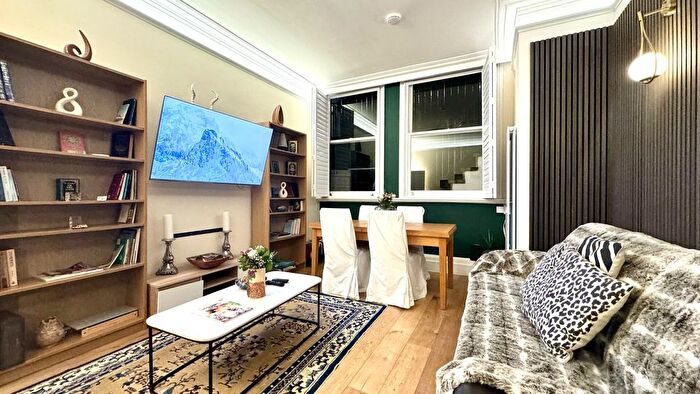 2 Bedroom Flat For Sale In Gledhow Gardens, London, SW5