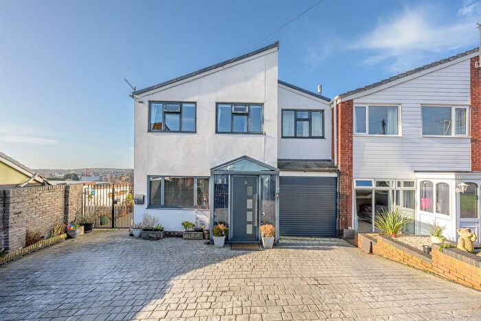 4 Bedroom Link Detached House For Sale In Oak Tree Gardens, Stourbridge, DY8