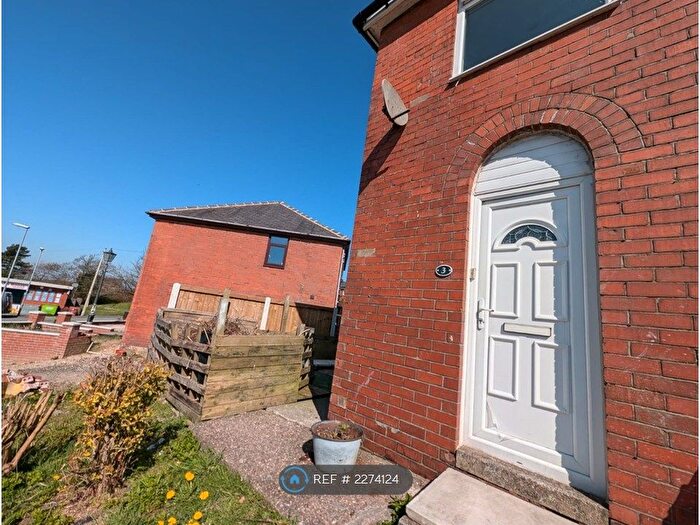 3 Bedroom Semi-Detached House To Rent In Hayfield Close, Oldham, OL4
