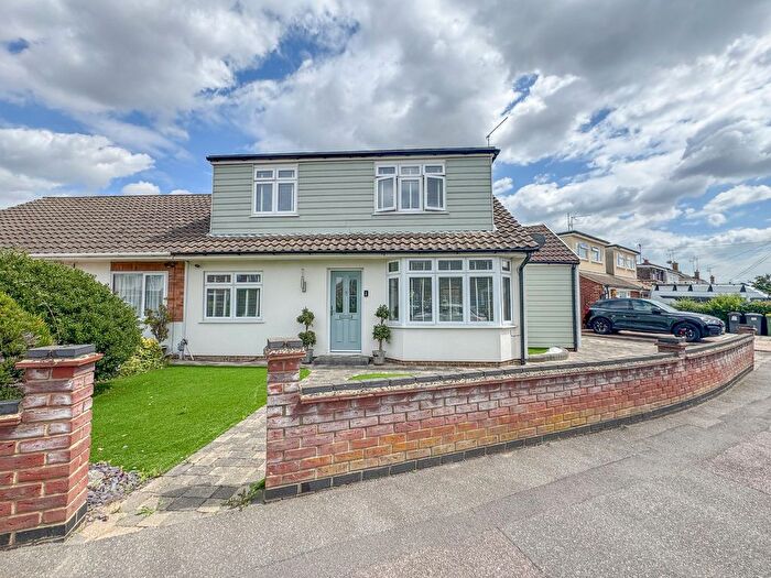 4 Bedroom Semi-Detached House For Sale In Parklands, Rochford, SS4